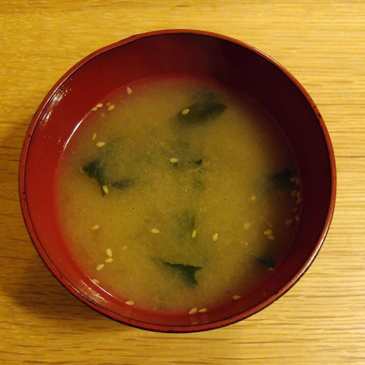 お椀で作る☆錦松梅とワカメの美味しいお味噌汁